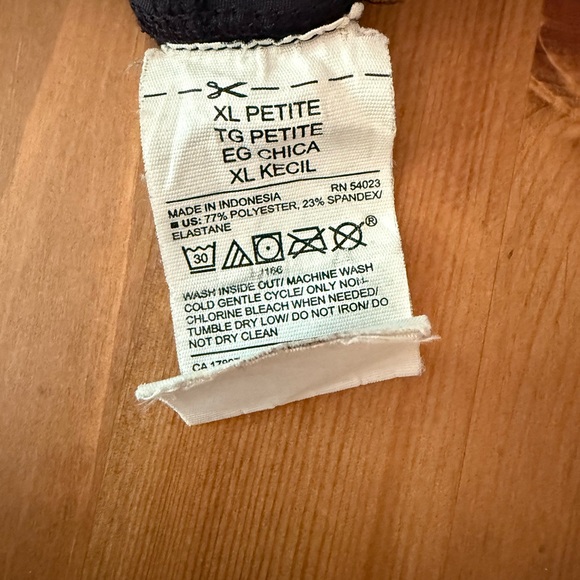 Old Navy Active Powersoft XL Petite High Rise Go-Dry Black cropped Leggings - Picture 6 of 6